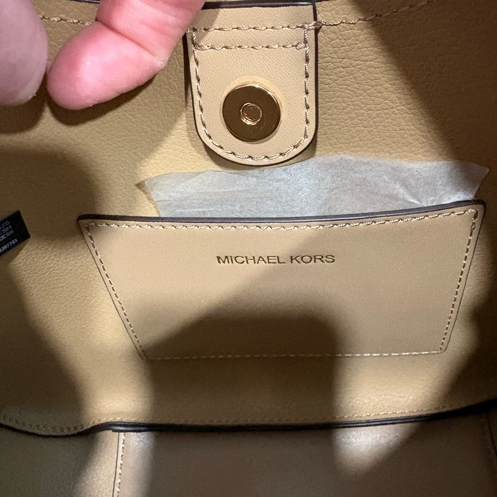NWT Michael Kors Birch Medium Pebbled Leather Messenger Bag in Camel - Picture 8 of 13